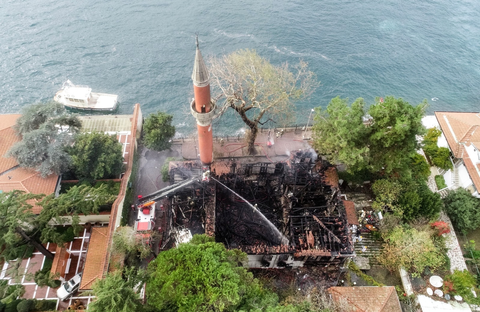 Üsküdar'da Boğaz'ın kıyısındaki 355 yıllık Vaniköy Camisi yandı